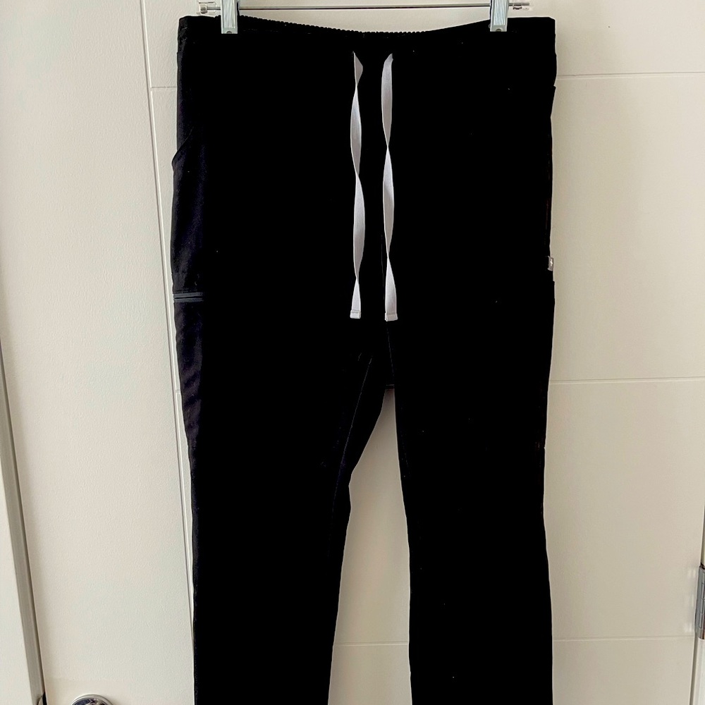 FIGS Women’s Yola Skinny Scrub Pants in Black (size medium)